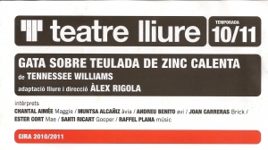 Gata sobre teulada de zinc calenta